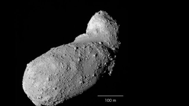 NASA“猎户座”飞船发回月球特写照片 表面布满陨石坑